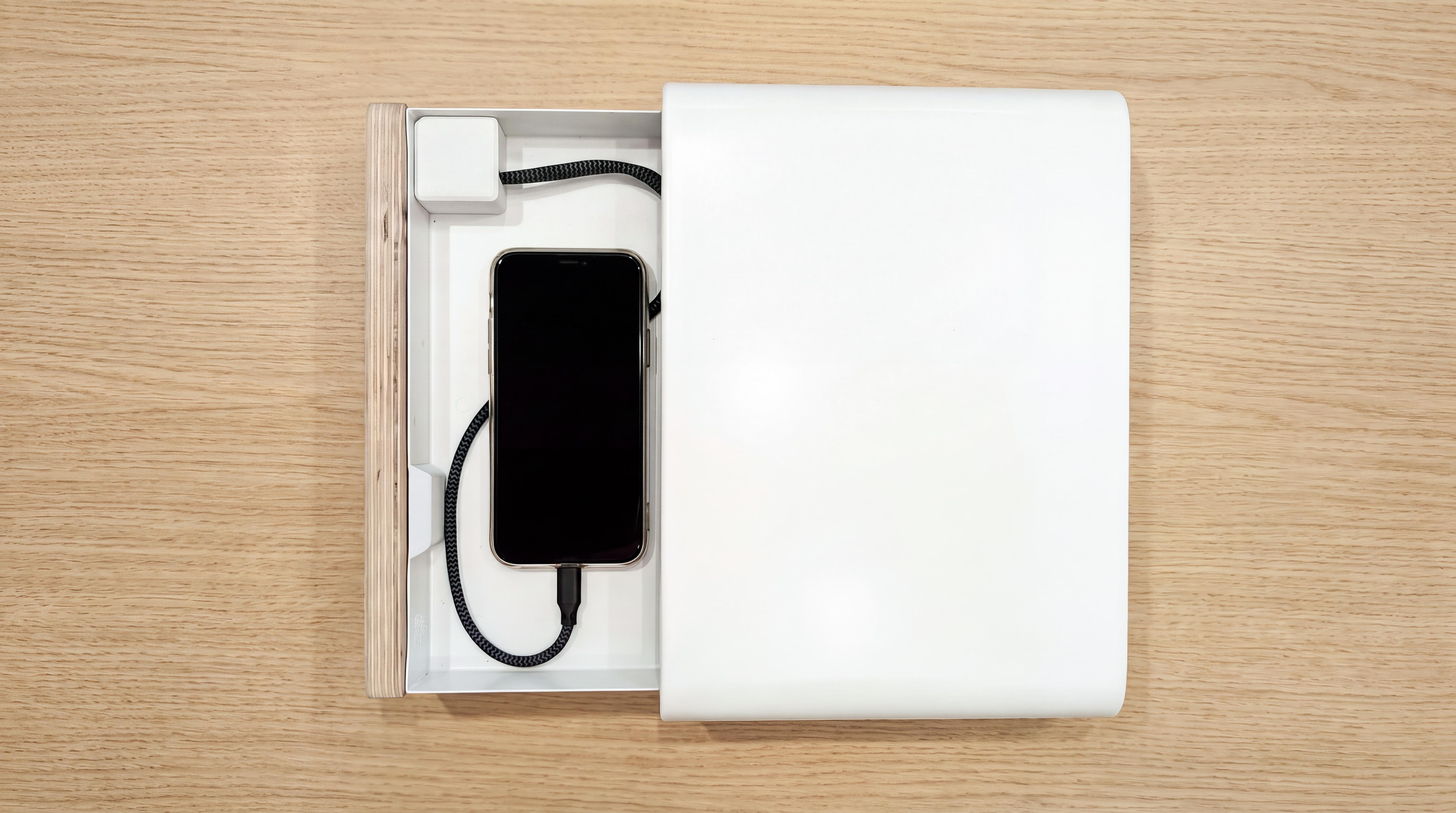 Telefon zapojený USB kabelem v šuplíku Offliner